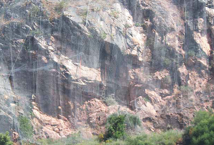 Rockfall with nets